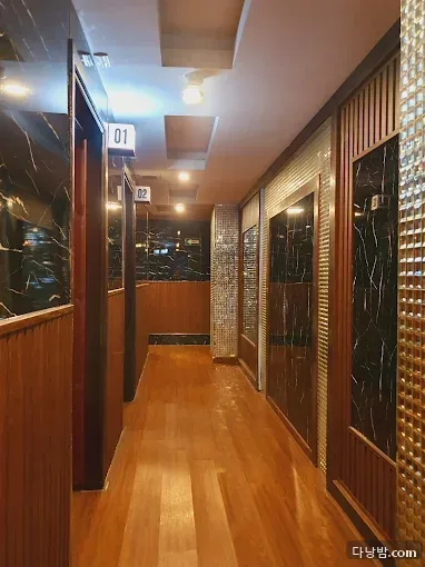 다낭 넘버원 가라오케 실내 사진 2/5 — 한강 서안 북측·하이쩌우 권역 가라오케