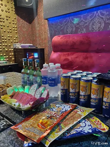 다낭 넘버원 가라오케 실내 사진 8/8 — 한강 서안 북측·하이쩌우 권역 가라오케