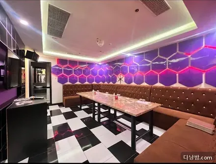 다낭 원오페라 가라오케 실내 사진 3/5 — 한강 서안 북측·하이쩌우 권역 가라오케